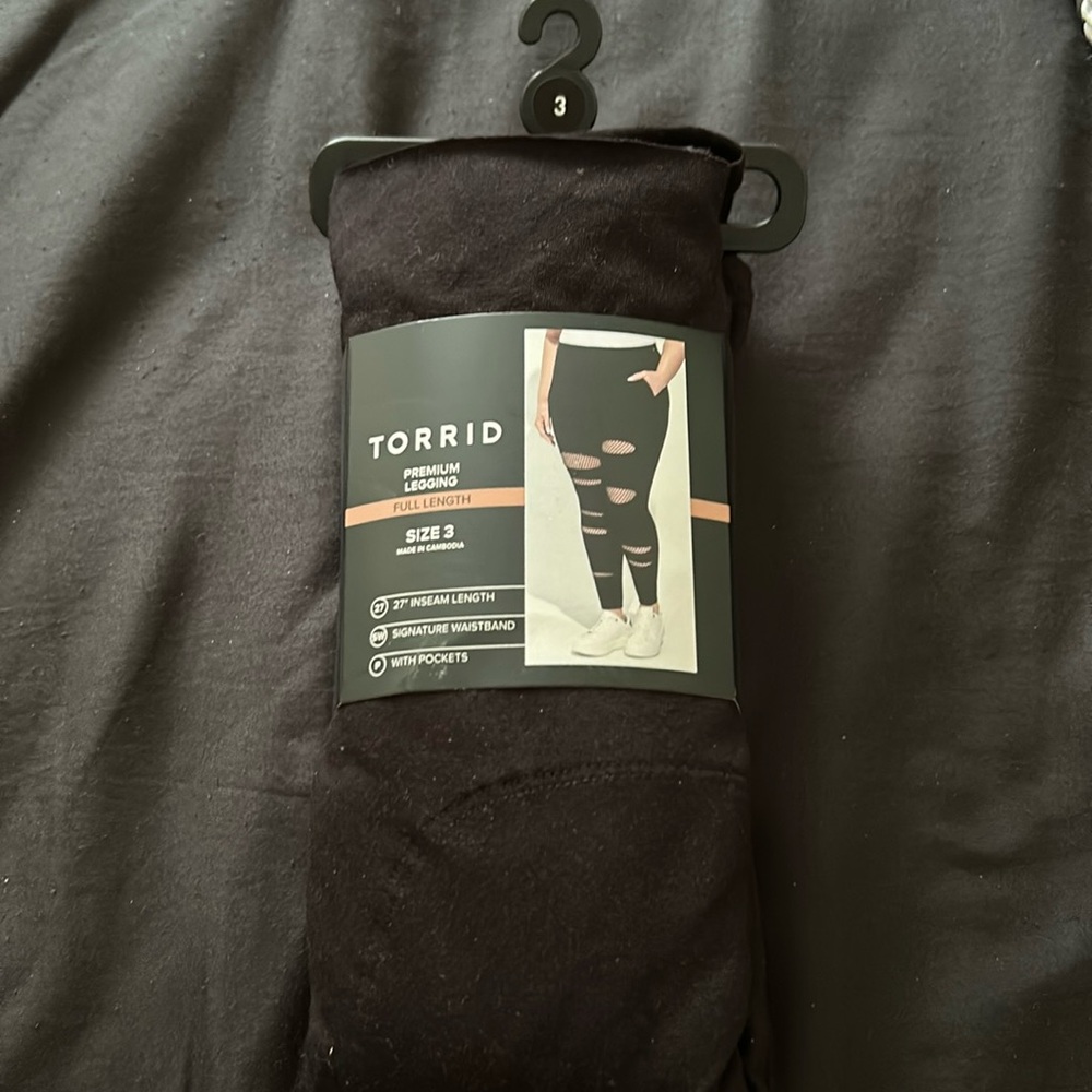 Fish net black patch leggings.